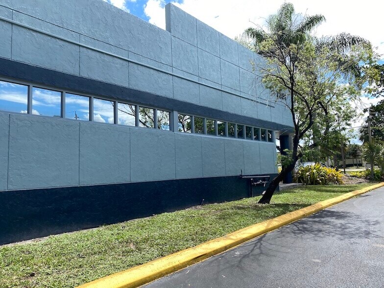 7351 W Oakland Park Blvd, Fort Lauderdale, FL for lease - Building Photo - Image 3 of 34