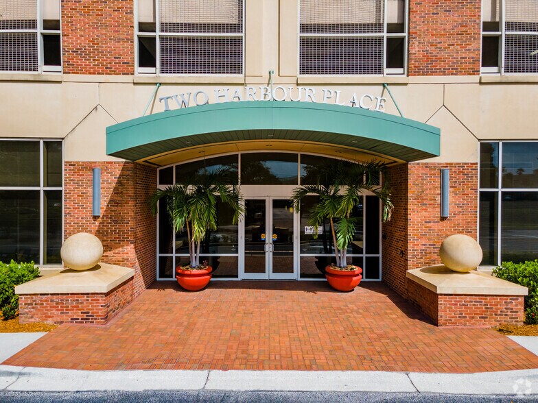 302 Knights Run Ave, Tampa, FL à louer - Photo du bâtiment - Image 3 de 11