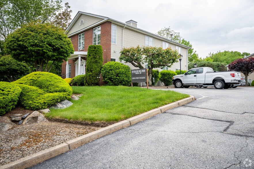 33 College Hill Rd, Warwick, RI for lease - Primary Photo - Image 1 of 6