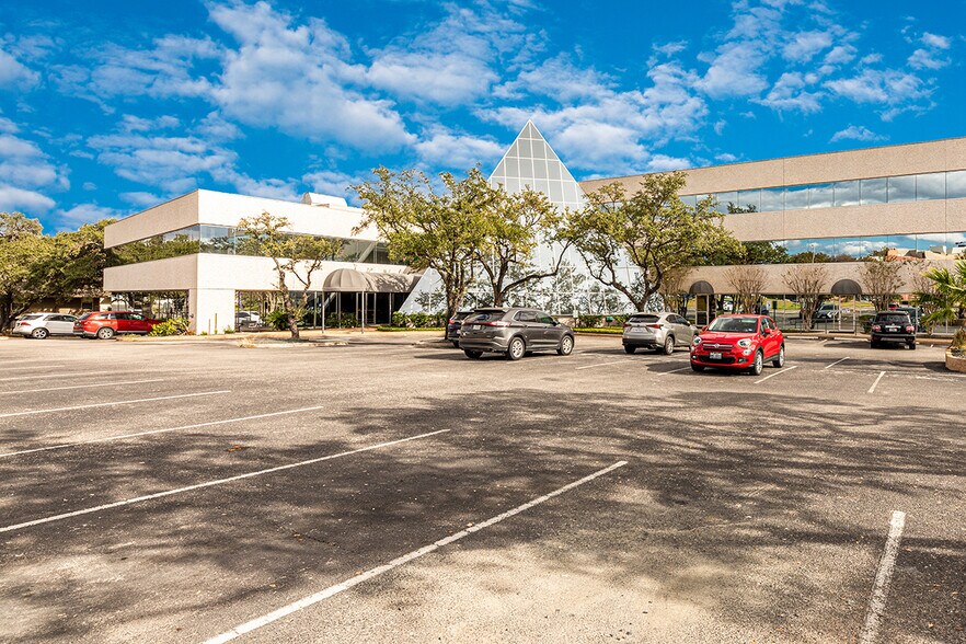 7434 Louis Pasteur Dr, San Antonio, TX à louer - Photo du bâtiment - Image 2 de 17