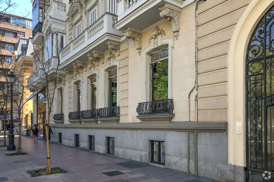 Commerce de détail dans Madrid, Madrid à louer - Photo du bâtiment - Image 2 de 5