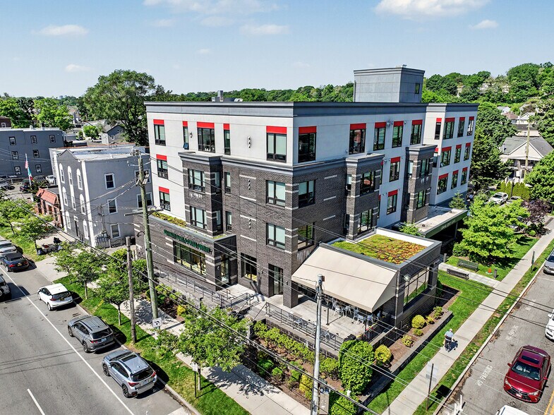 690 Mamaroneck Ave, Mamaroneck, NY à vendre - Photo du bâtiment - Image 2 de 14