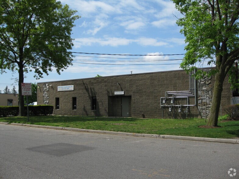 20 Eads St, West Babylon, NY à louer - Photo du bâtiment - Image 3 de 4