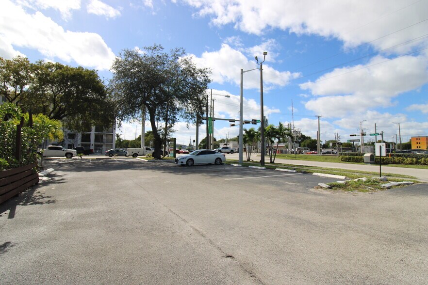 1617-1657 S 21st Ave, Hollywood, FL à louer - Photo du bâtiment - Image 3 de 7