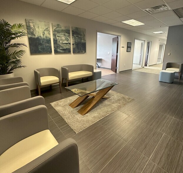 12 Christopher Way, Eatontown, NJ à louer - Photo intérieure - Image 2 de 9