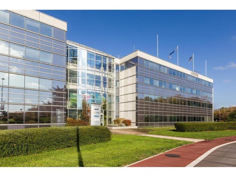 Office in Guyancourt for lease - Building Photo - Image 1 of 8