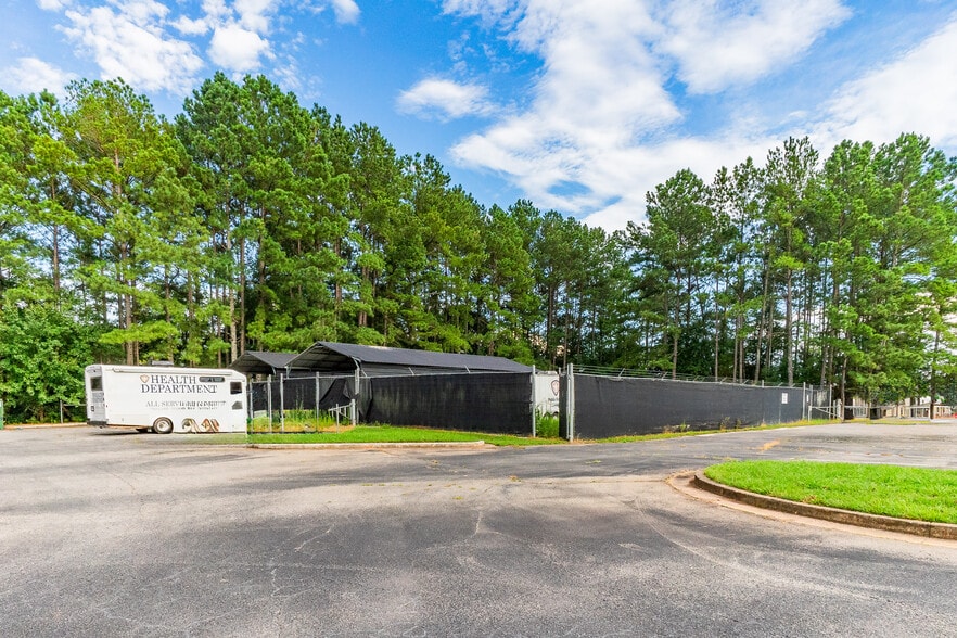 Fully Leased Portfolio AthensGA portfolio of 3 properties for sale on LoopNet.ca - Building Photo - Image 3 of 7