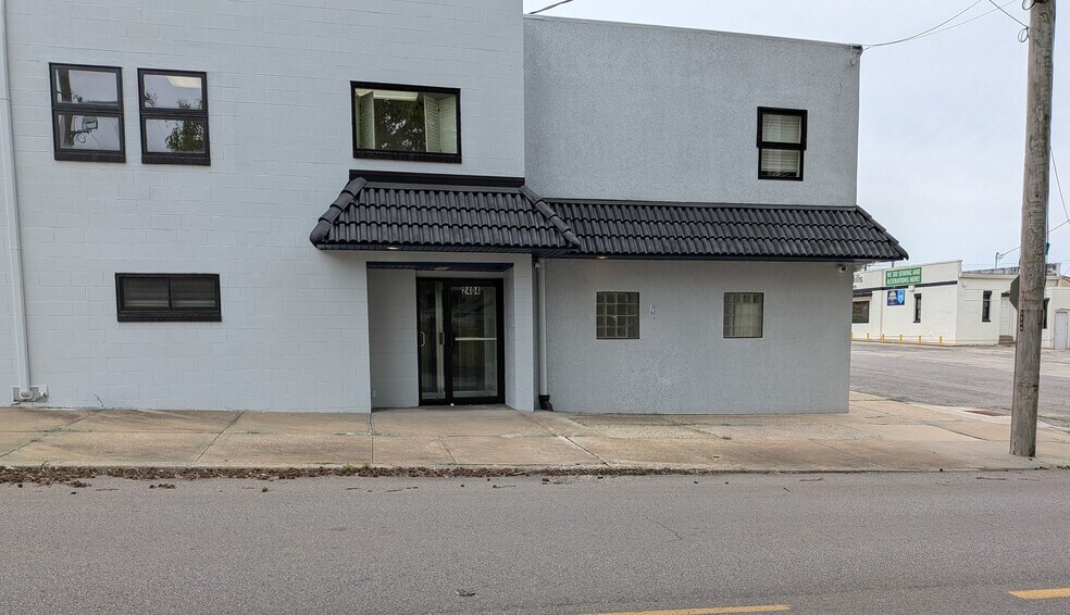 2401 Frederick Ave, Saint Joseph, MO à louer - Photo du bâtiment - Image 2 de 20