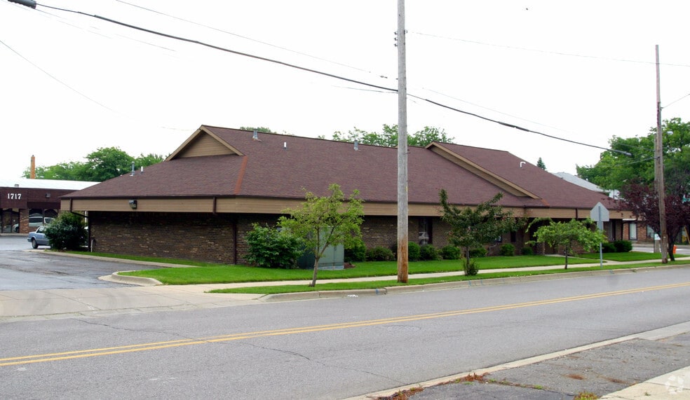 1703 E Michigan Ave, Lansing, MI for sale - Primary Photo - Image 1 of 2