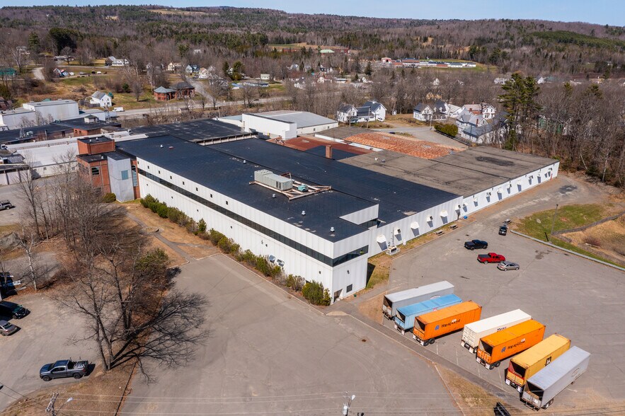 9 Oak St, Guilford, ME à vendre - Photo du bâtiment - Image 2 de 34