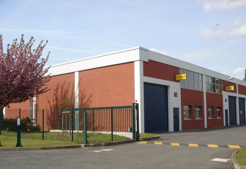 Industrial in Villepinte for lease - Building Photo - Image 2 of 11
