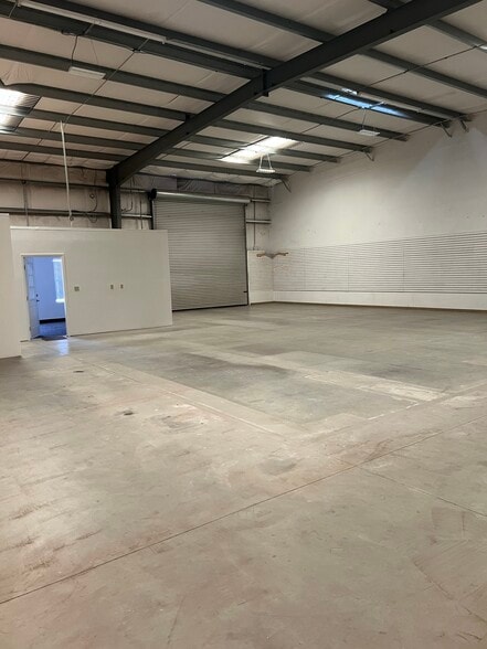 8032 Dimiller Dr, Bakersfield, CA for lease - Building Photo - Image 2 of 10