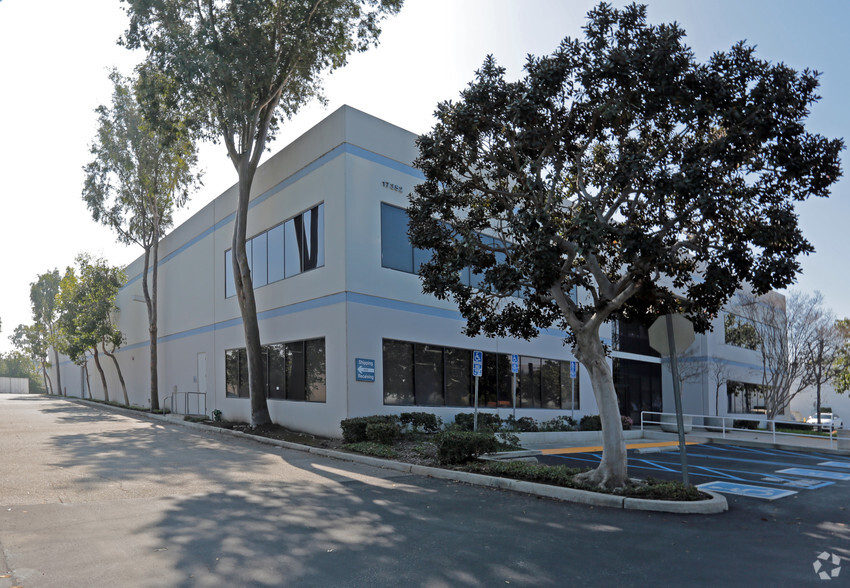 17352 Daimler St, Irvine, CA for lease - Building Photo - Image 3 of 5