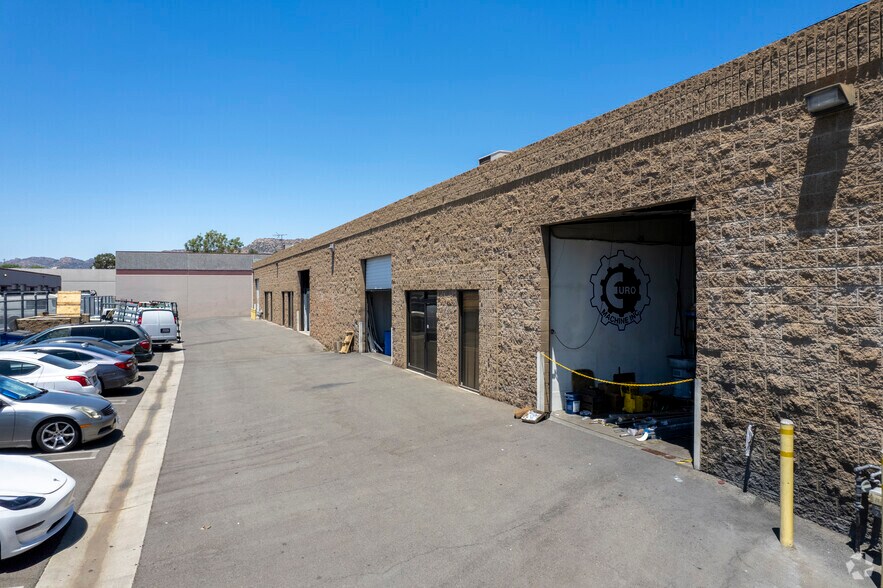 9627-9629 Owensmouth Ave, Chatsworth, CA à louer - Photo du bâtiment - Image 3 de 5