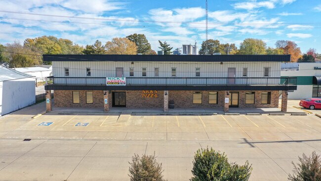 More details for 201 McCausland St, Carlinville, IL - Retail for Sale