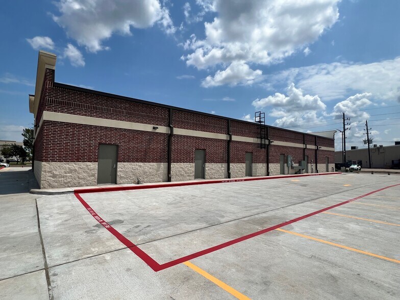 1111 Katy Fort Bend Rd, Katy, TX à louer - Photo du bâtiment - Image 3 de 4