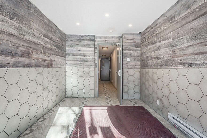 1085 St Berri, Montréal, QC à vendre - Hall d’entrée - Image 2 de 5