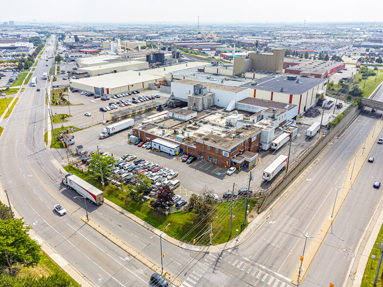 32 Kennedy Rd, Brampton, ON à vendre - Photo du bâtiment - Image 2 de 3