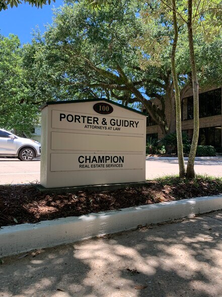 100 Rue Iberville, Lafayette, LA à louer - Photo du bâtiment - Image 2 de 5