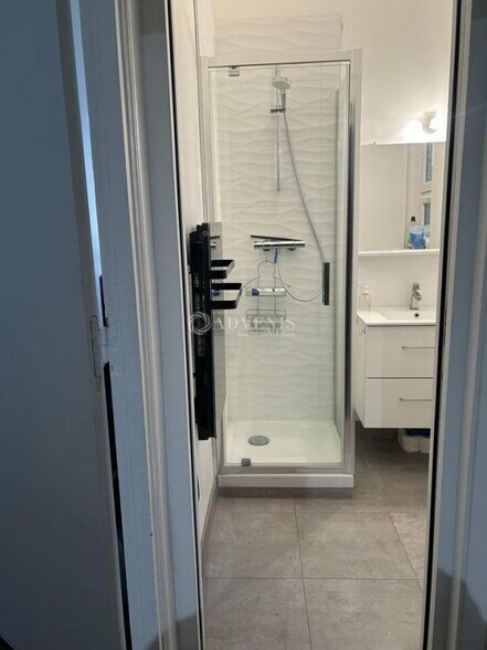 44 Rue Poussin, Paris for lease - Interior Photo - Image 3 of 4