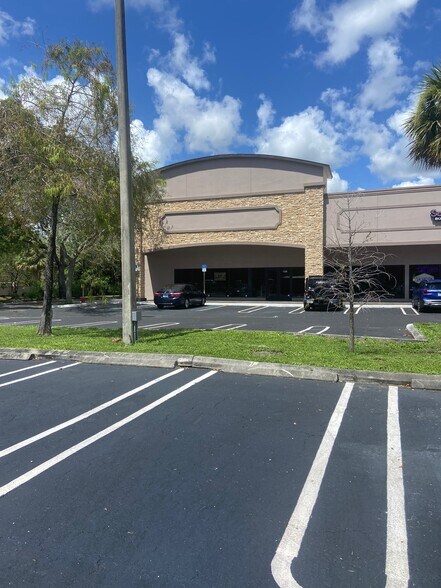 1300-1326 N University Dr, Coral Springs, FL à louer - Photo du bâtiment - Image 2 de 3