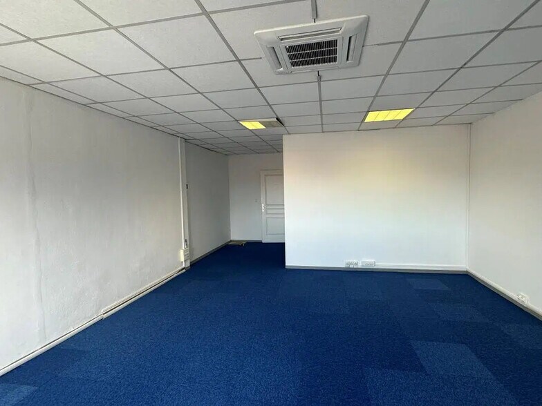 Office in Aubagne for lease - Building Photo - Image 2 of 4