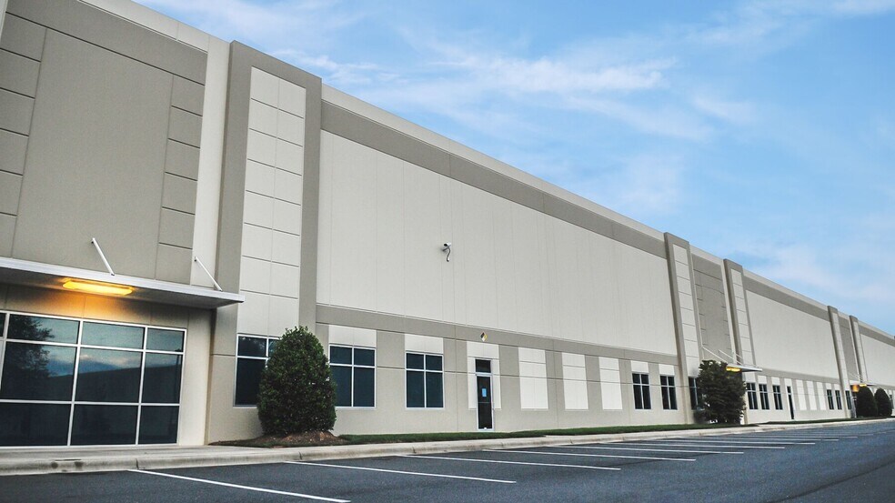 4045 Perimeter West Dr, Charlotte, NC à louer - Photo du bâtiment - Image 1 de 3