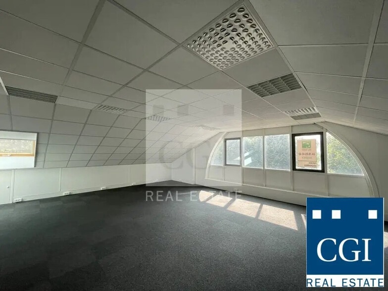 Office in Eybens for lease - Interior Photo - Image 1 of 5