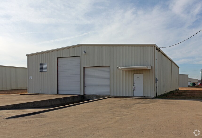 205 Industrial Dr, Forney, TX à louer - Photo du bâtiment - Image 3 de 3