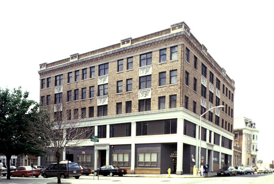 66 Hamilton St, Paterson, NJ à louer - Photo du bâtiment - Image 2 de 3