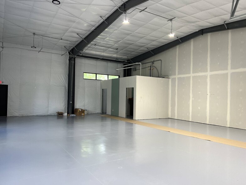 574 Hudson River Rd, Waterford, NY for lease - Building Photo - Image 3 of 5