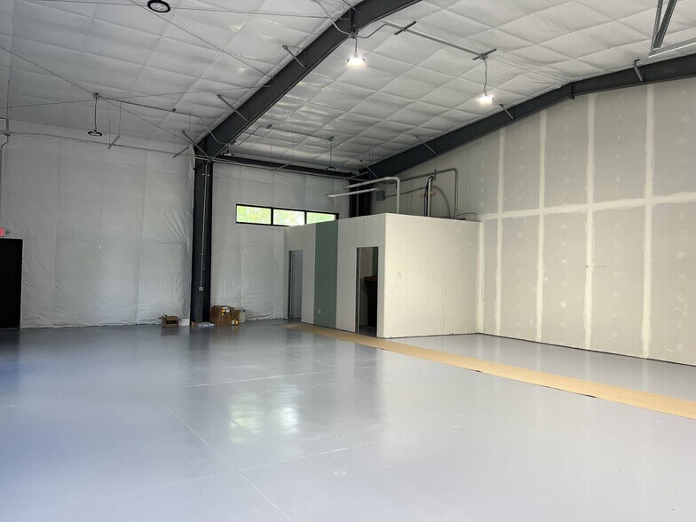 574 Hudson River Rd, Waterford, NY à louer - Photo du bâtiment - Image 3 de 5