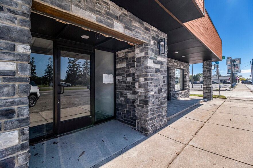 30100 Woodward Ave, Royal Oak, MI à louer - Photo du bâtiment - Image 3 de 15