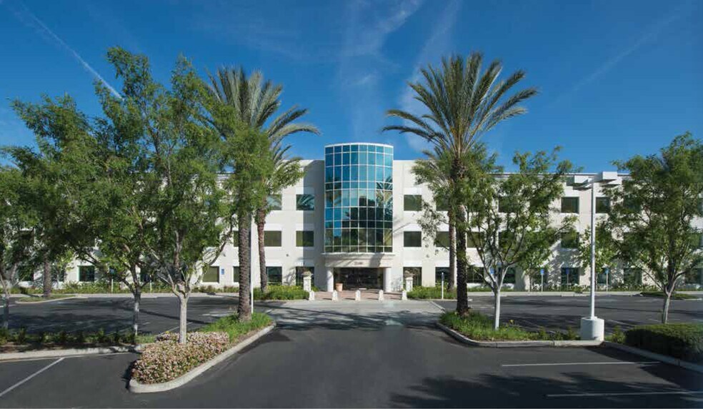 21680 Gateway Center Dr, Diamond Bar, CA à louer - Photo du bâtiment - Image 3 de 20