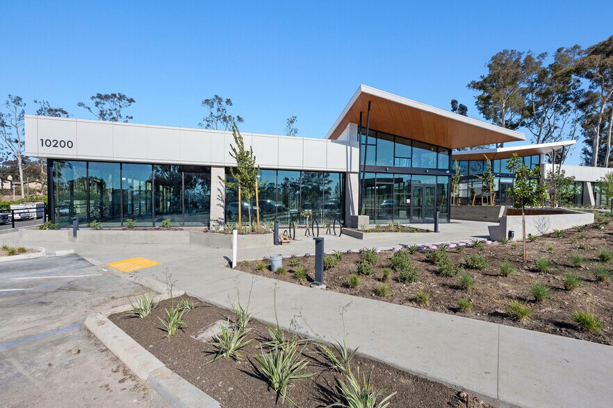 10200 Willow Creek Rd, San Diego, CA à louer - Photo du bâtiment - Image 2 de 10