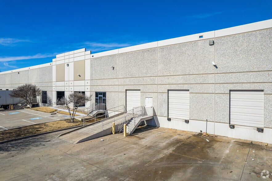 660 N Dorothy Dr, Richardson, TX à louer - Photo du bâtiment - Image 2 de 5