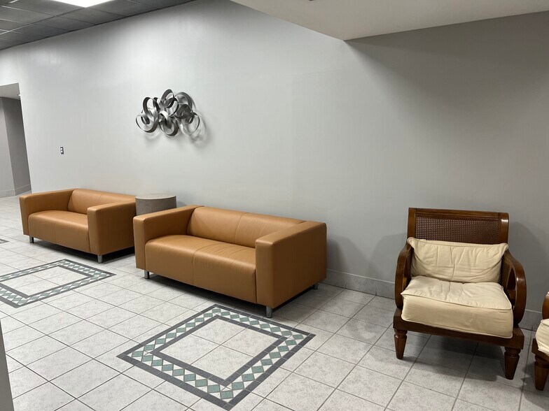 31500 W 13 Mile Rd, Farmington Hills, MI à louer - Photo intérieure - Image 3 de 27