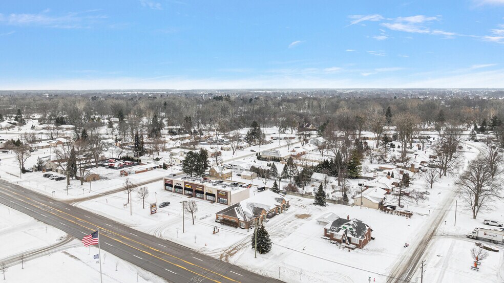 42560 Van Dyke Ave, Sterling Heights, MI à louer - Photo du bâtiment - Image 2 de 21