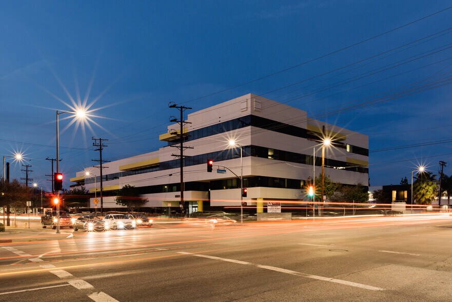 6800 Owensmouth Ave, Woodland Hills, CA à louer - Photo du bâtiment - Image 2 de 11