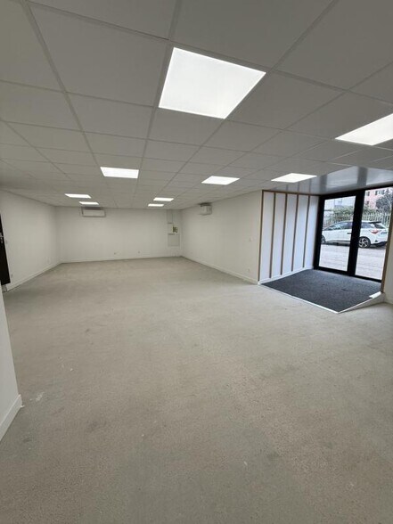 Retail in Craponne for lease - Interior Photo - Image 1 of 6