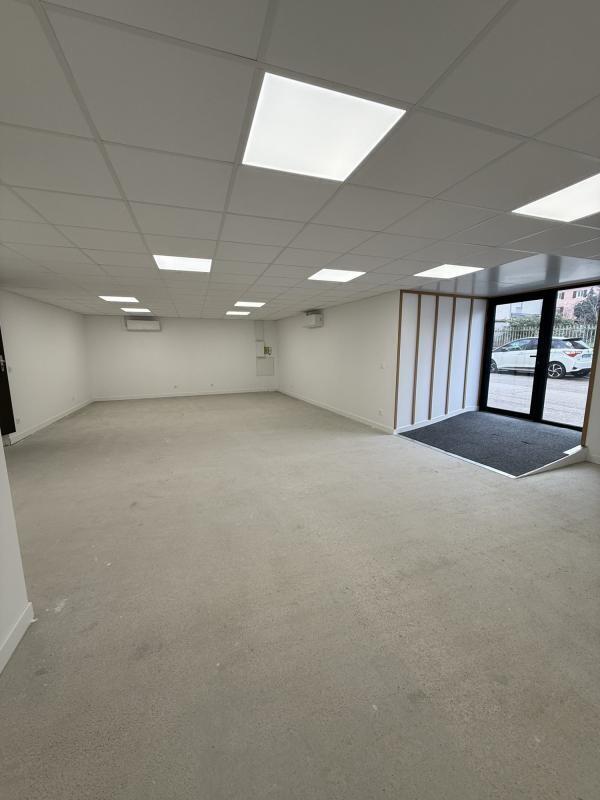 Retail in Craponne for lease Interior Photo- Image 1 of 7