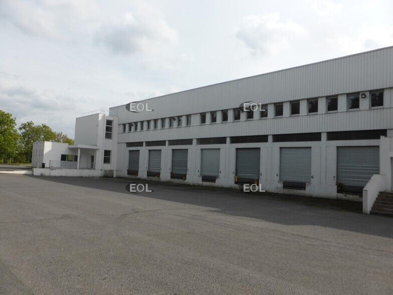 Industrial in Lesquin for lease - Building Photo - Image 1 of 2