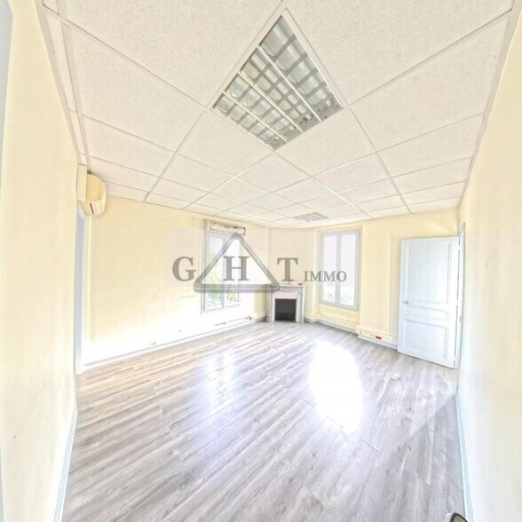 Office in Créteil for lease - Interior Photo - Image 1 of 6