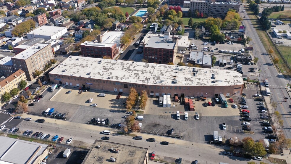 1200 W Cermak Rd, Chicago, IL à louer - Photo du bâtiment - Image 2 de 3