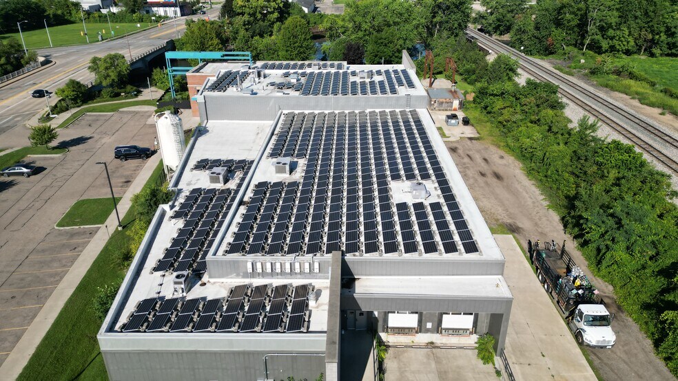 701 E Michigan Ave, Kalamazoo, MI à louer - Photo du bâtiment - Image 2 de 15