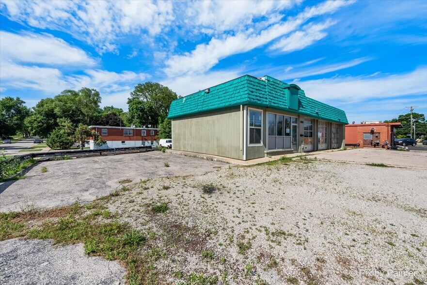 1126 Larkin Ave, Elgin, IL à vendre - Photo du bâtiment - Image 3 de 16