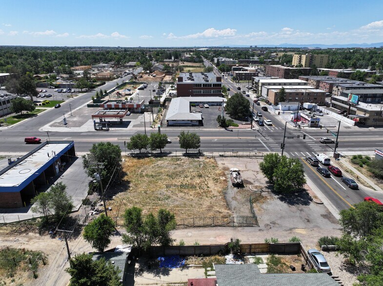 8905 E Colfax Ave, Aurora, CO à vendre - Photo du bâtiment - Image 2 de 7