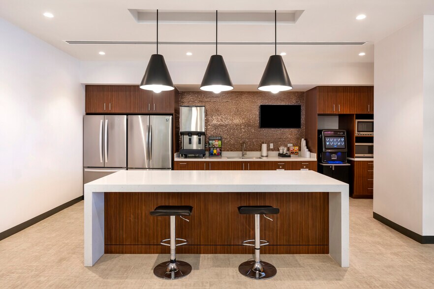 3201 E Elwood St, Phoenix, AZ for lease - Interior Photo - Image 2 of 7