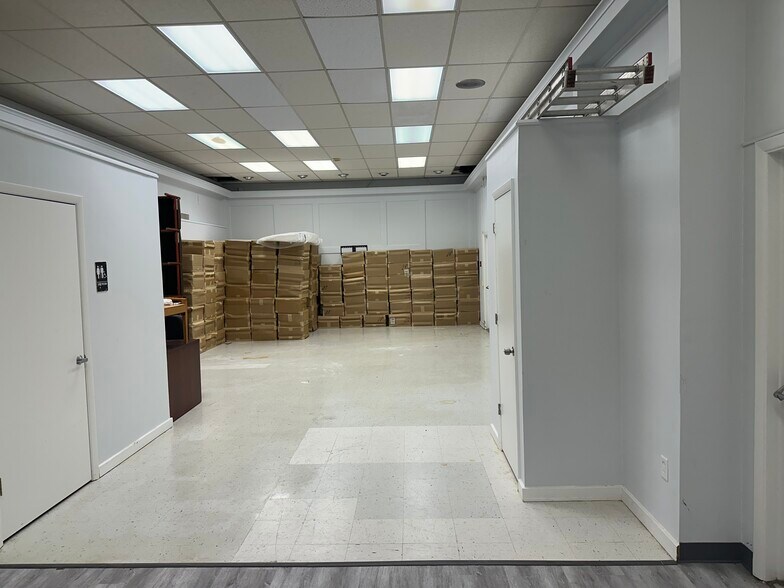 651 E Tarpon Ave, Tarpon Springs, FL à louer - Photo intérieure - Image 2 de 7