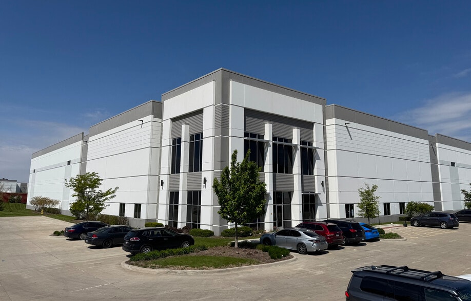 825 Veterans Pky, Bolingbrook, IL for lease - Building Photo - Image 2 of 6